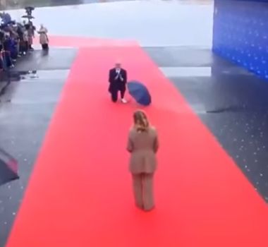 Imagem - Vídeo: Durante encontro político, primeiro-ministro da Albânia, recebe primeira-ministra da Itália de joelhos