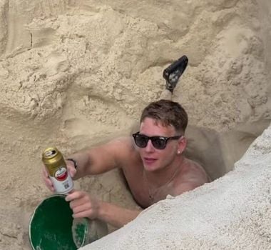 Imagem - Turista fica preso na areia após cavar buraco em praia carioca; assista