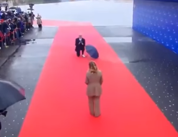  Durante encontro político, primeiro-ministro da Albânia, recebe primeira-ministra da Itália de joelhos.