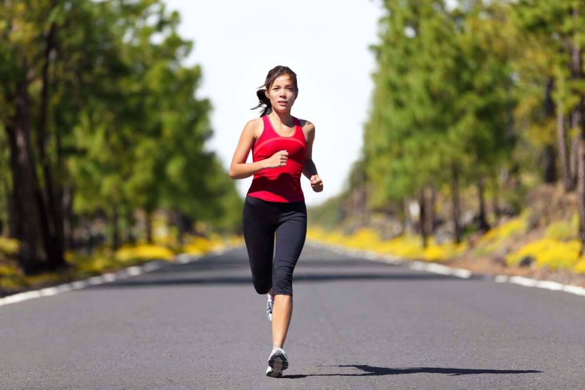 Alguns cuidados são importantes para evitar problemas de saúde com a corrida (Imagem: Maridav | Shutterstock)