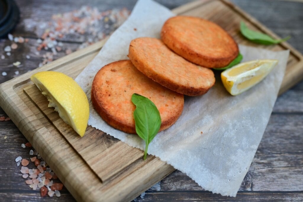 Hambúrguer de salmão (Imagem: GK1982 | Shutterstock) 