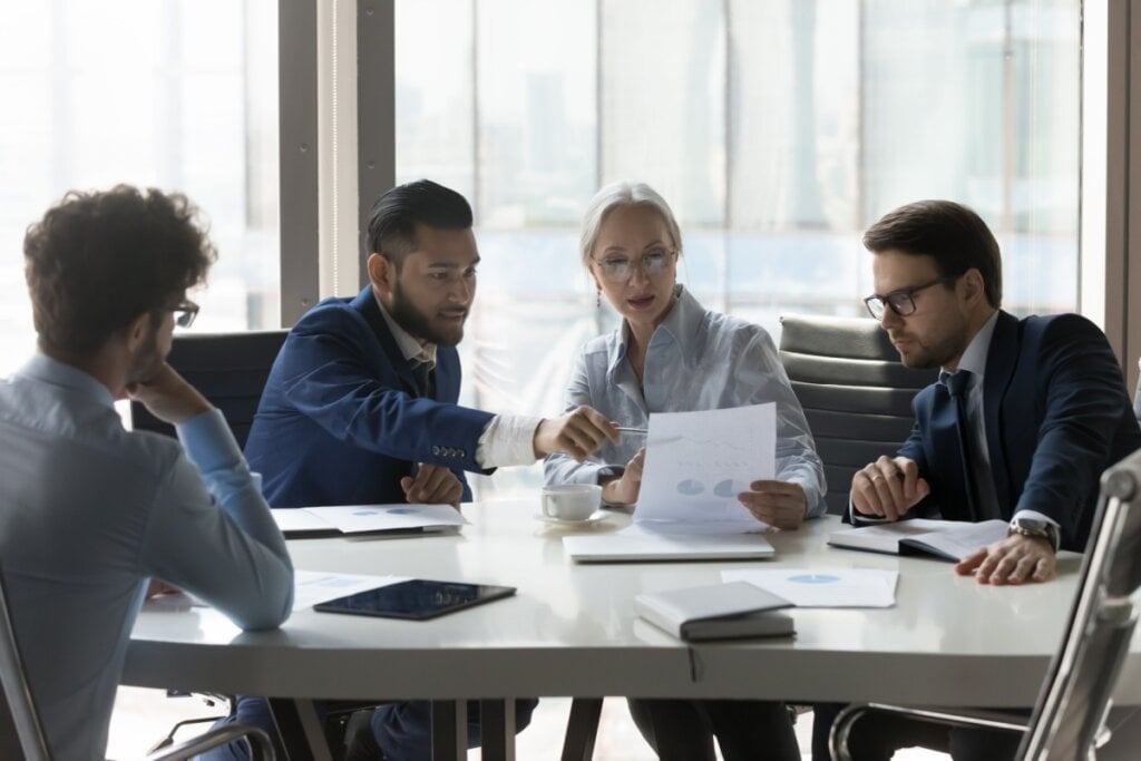 Mapear a jornada do cliente envolve a participação ativa de todas as áreas da empresa para transformar dados em ideias valiosas (Imagem: fizkes | Shutterstock)