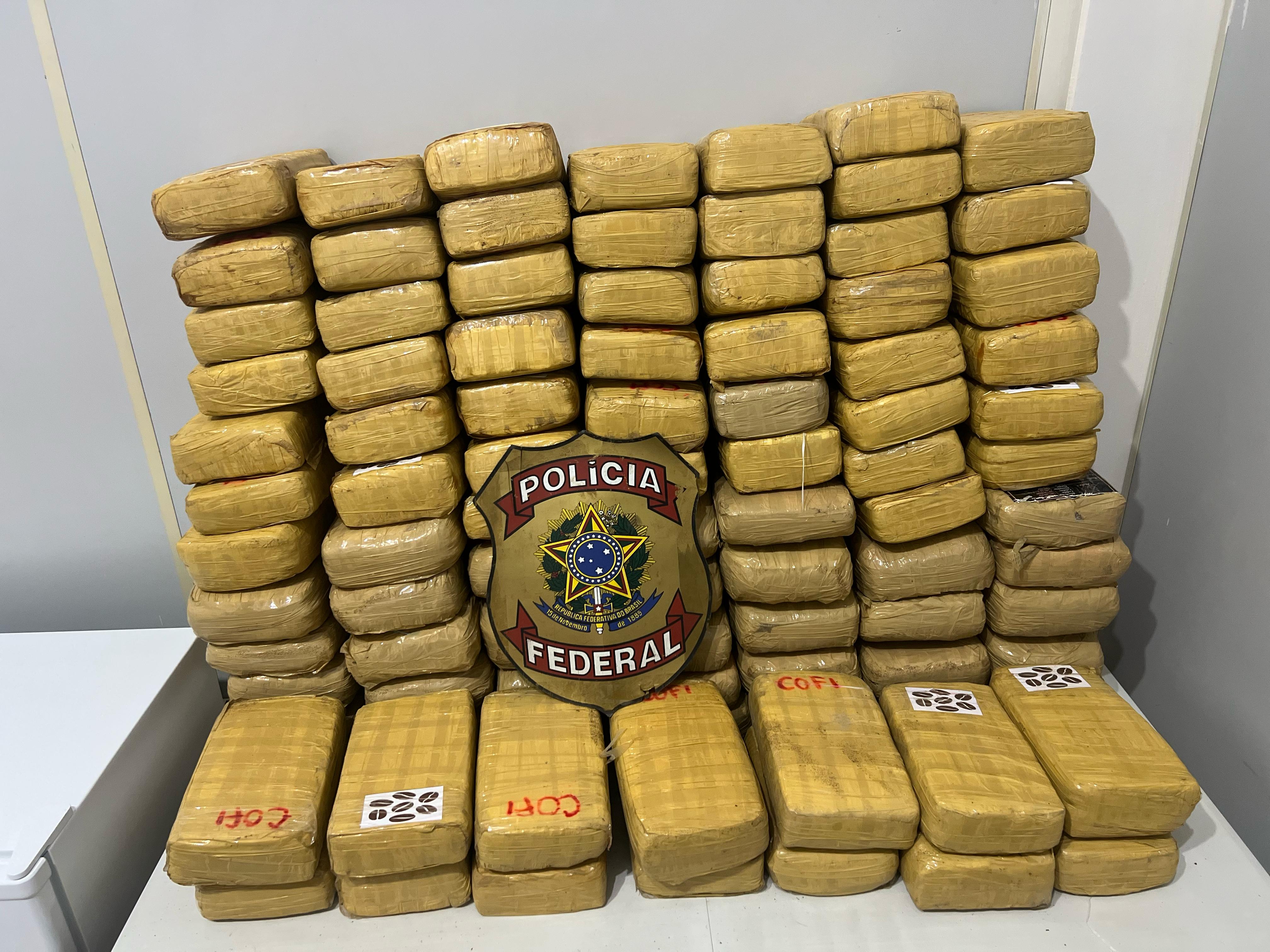 (Na ação, foram apreendidos 90 kg de maconha.)