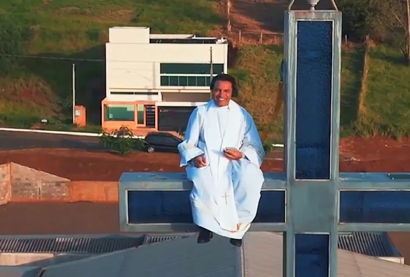 Imagem - Padre sobe em cruz de 30 metros para convidar comunidade para festa da igreja, no Paraná; assista
