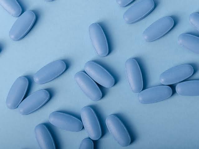 Tadalafila, mais conhecido como “Viagra”, vira moda entre jovens, mas médicos alertam para riscos.