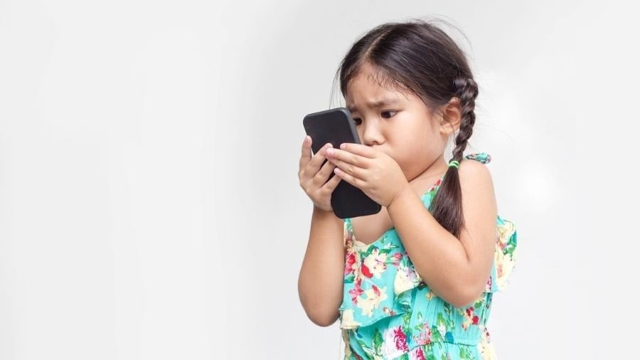 Um dos sintomas mais evidentes da nomofobia é a dificuldade de se desconectar do mundo digital para viver experiências reais.