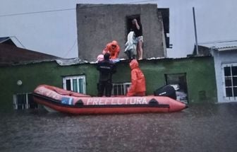 Tempestade sem precedentes alaga cidades argentinas e deixa milhares desabrigados