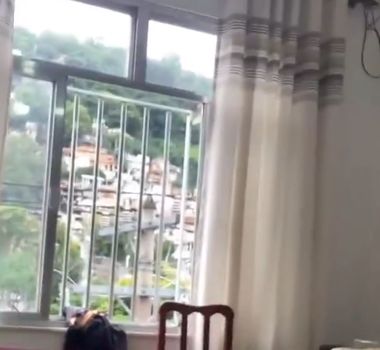 Imagem - Família vive momento de tensão durante tiroteio no Rio e projétil atinge janela de casa; assista