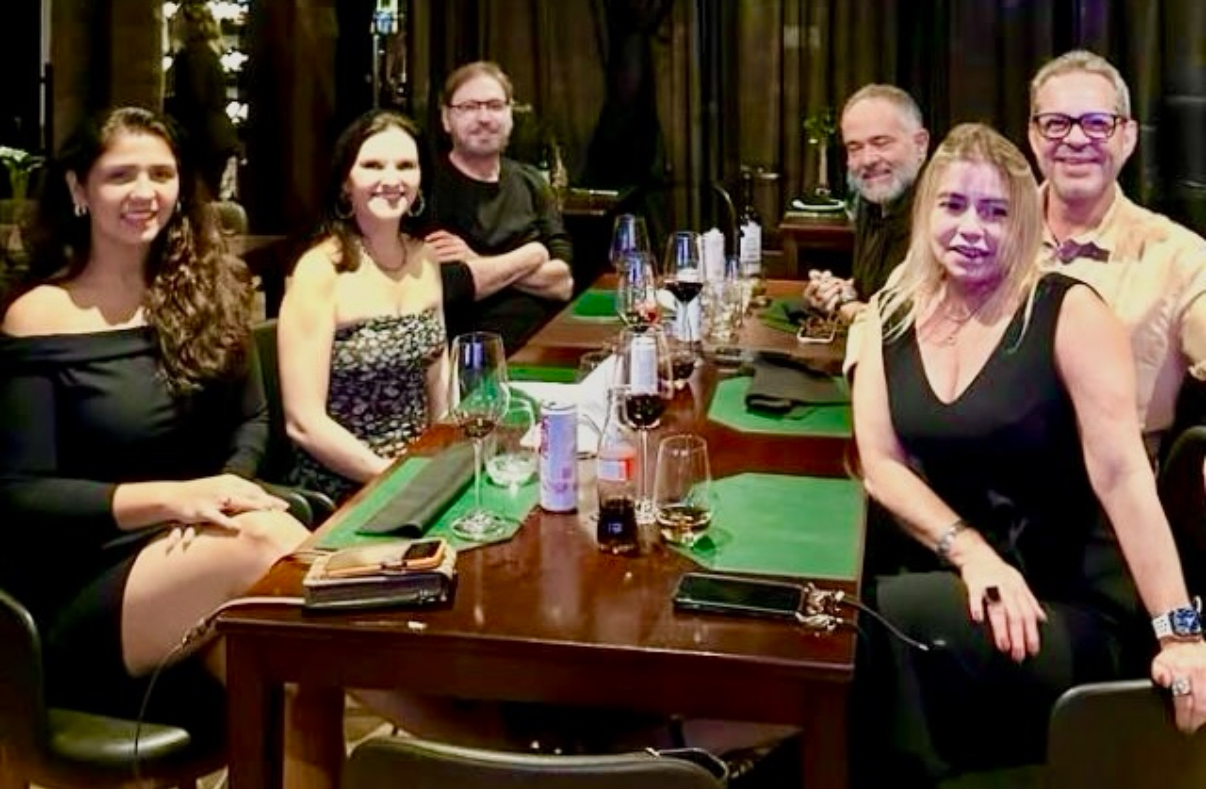 Claudia e Arlindo Guimarães, com os amigos, Dinah e Silvério Fonseca e Gigi e Ricardo Mello, em mais uma noite gastronômica. Arlindo, que comanda dois restaurantes em Belém, é membro da Confraria Paraense do Vinho. 
  
