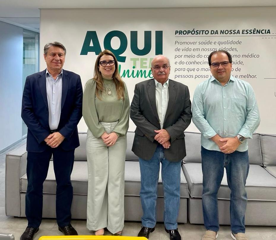 Diretores da Unimed do Brasil e da Unimed Belém, tendo Luciana Valente (presidente da Unimed Belém), ao centro