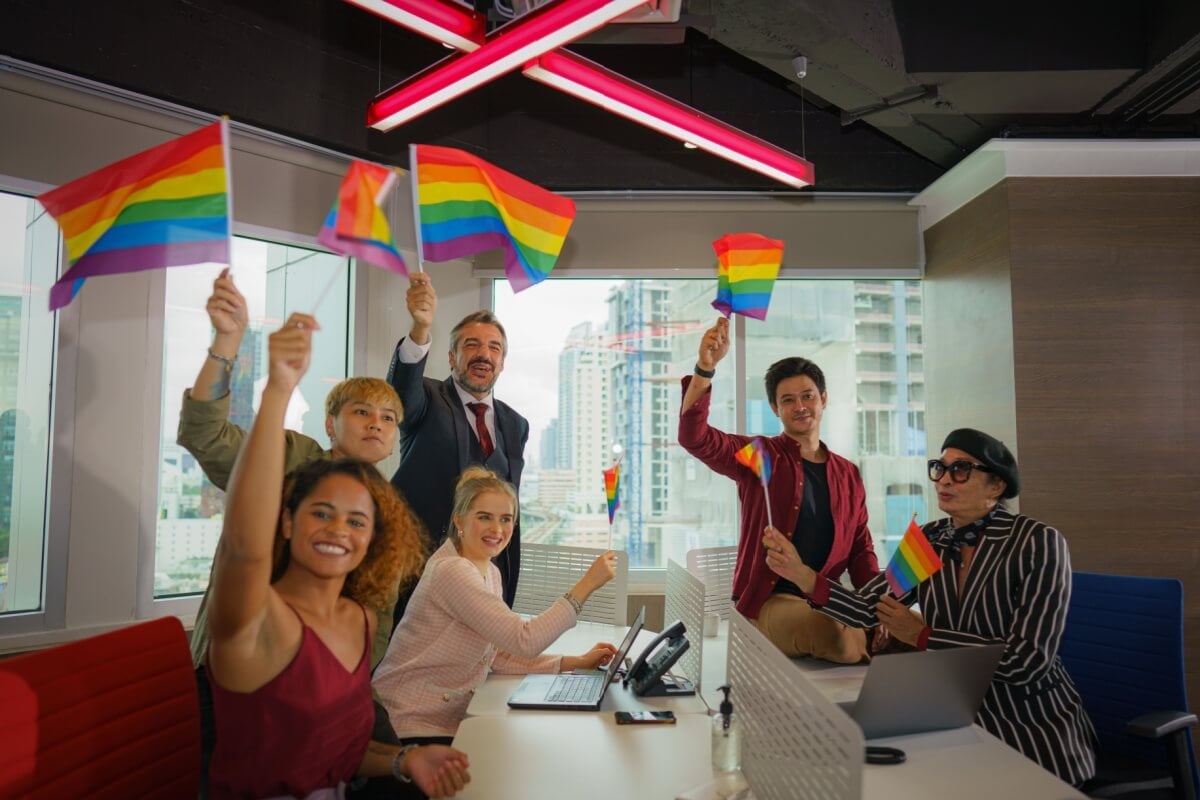 Empresas que investem em políticas inclusivas colhem benefícios como maior engajamento e melhoria do clima organizacional (Imagem: Mongkolchon Akesin | Shutterstock)