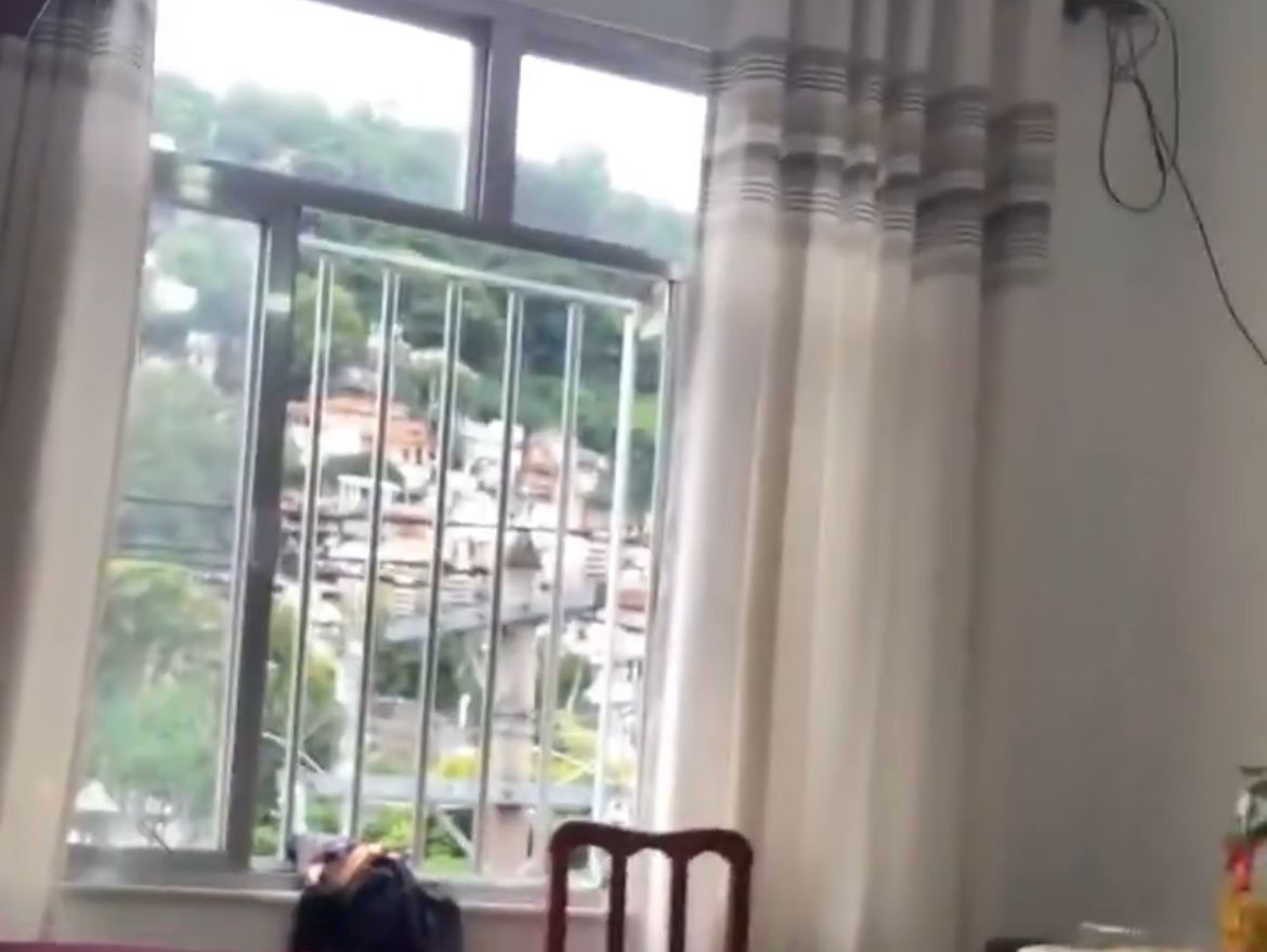 Família vive momento de tensão durante tiroteio no Rio e projétil atinge janela de casa; assista