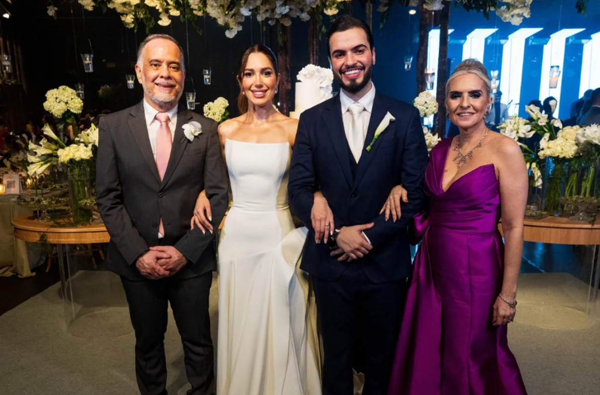 Os noivos, Letícia Mattos e Victor Ferro e Silva, com Eduardo e Michelle Ferro e Silva