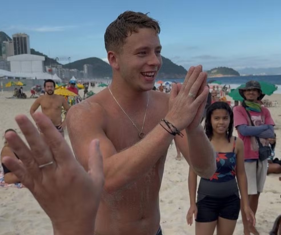 Turista ficou 3 horas preso em buraco na areia - 