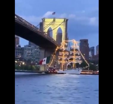 Imagem - Vídeo: navio da Marinha do México bate na ponte do Brooklyn, em NY, e deixa dois mortos
