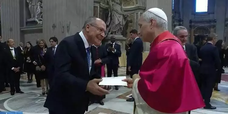 Geraldo Alckmin encontra com papa Leão XIV e o convida para COP30 em Belém