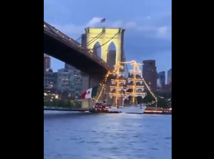 Imagem - Vídeo: navio da Marinha do México bate na ponte do Brooklyn, em NY, e deixa dois mortos