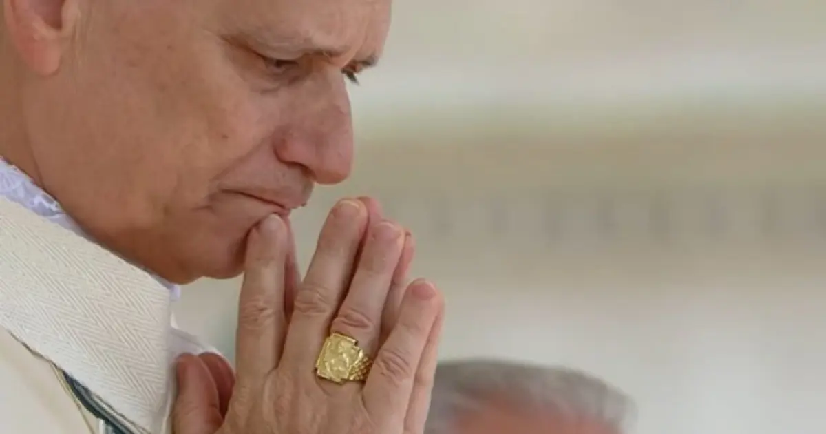 Papa Leão XIV em missa que celebra o início de seu pontificado. Em seu dedo o anel do pescador, um dos símbolos papais.