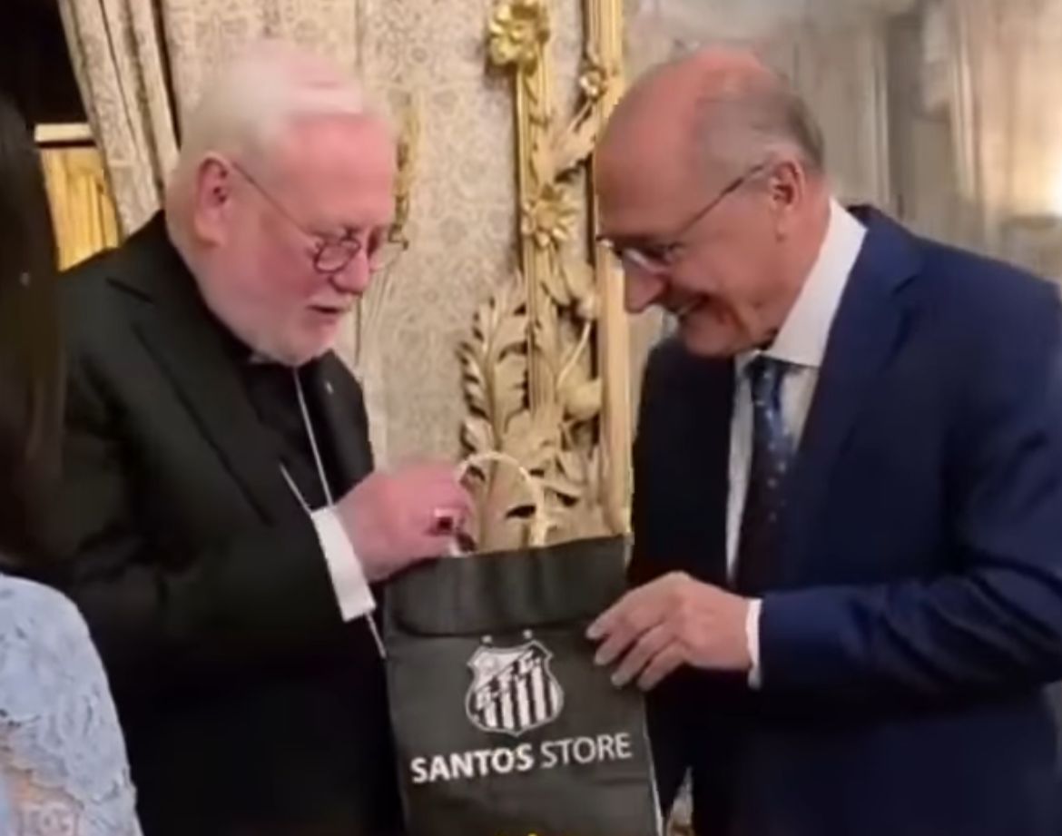 Imagem - Vídeo: Alckmin representa Brasil no Vaticano e entrega camisa do Santos ao Papa Leão XIV