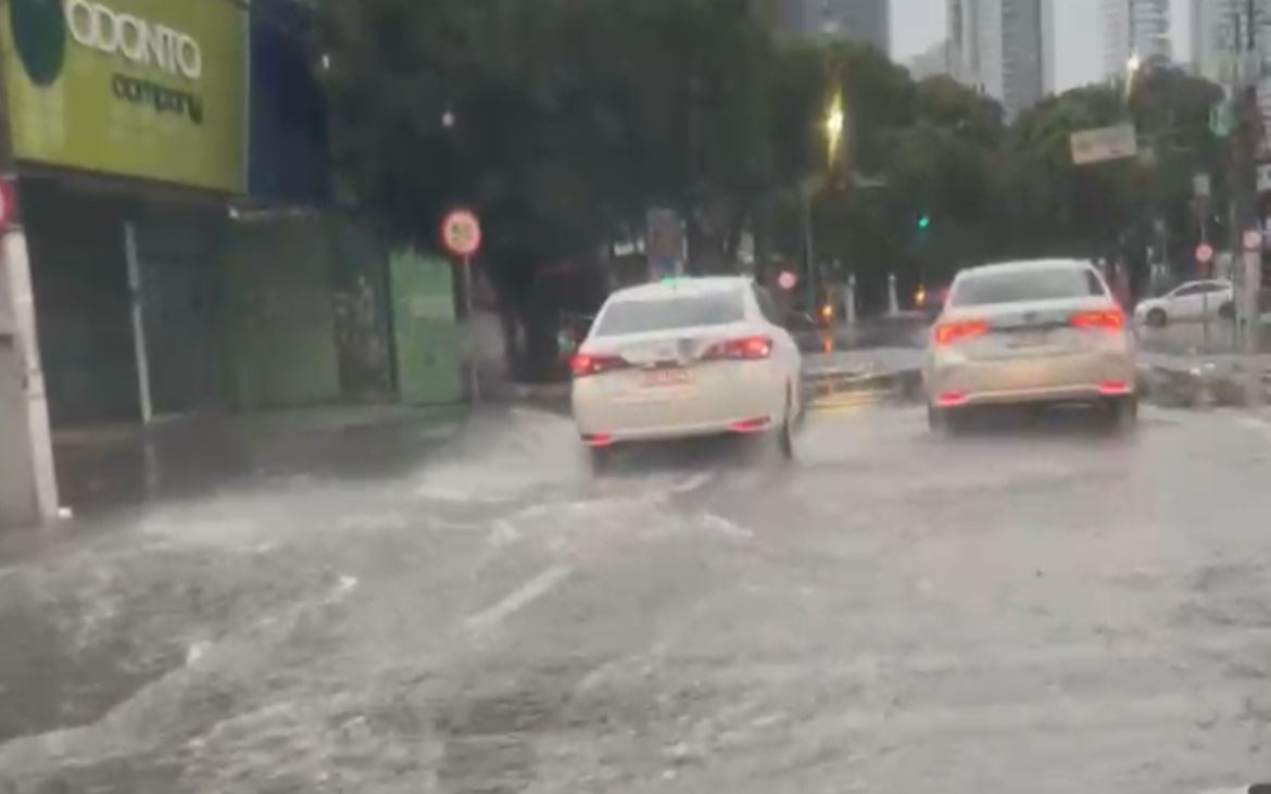 Vídeo: chuva intensa alaga vias movimentadas de Belém