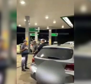Imagem - Bispo pede perdão após padre bêbado quebrar garrafas e xingar frentistas em SP