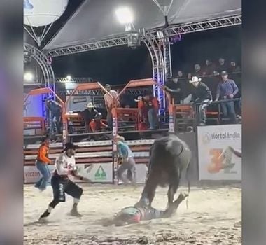 Imagem - Vídeo: peão é arrastado por touro durante rodeio no interior de São Paulo