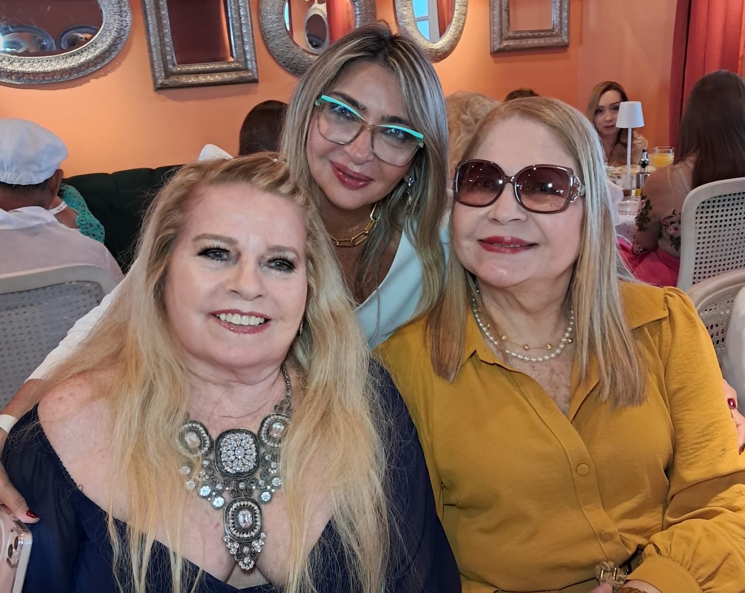 A aniversariante com Beth Jorge e Milly Moreira