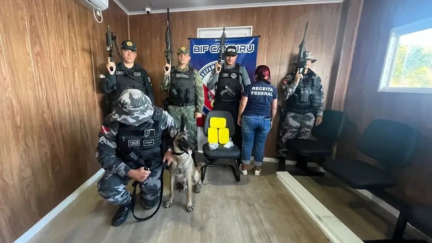 Agentes da Base Candiru prenderam um homem suspeito de homicídio e apreenderam 3,800 kg de entorpecentes na malha fluvial de Óbidos, no Pará.