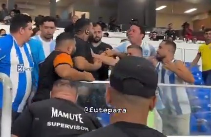 Imagem - Vídeo: torcedor joga cerveja em jogador do Paysandu e gera confusão no Mangueirão