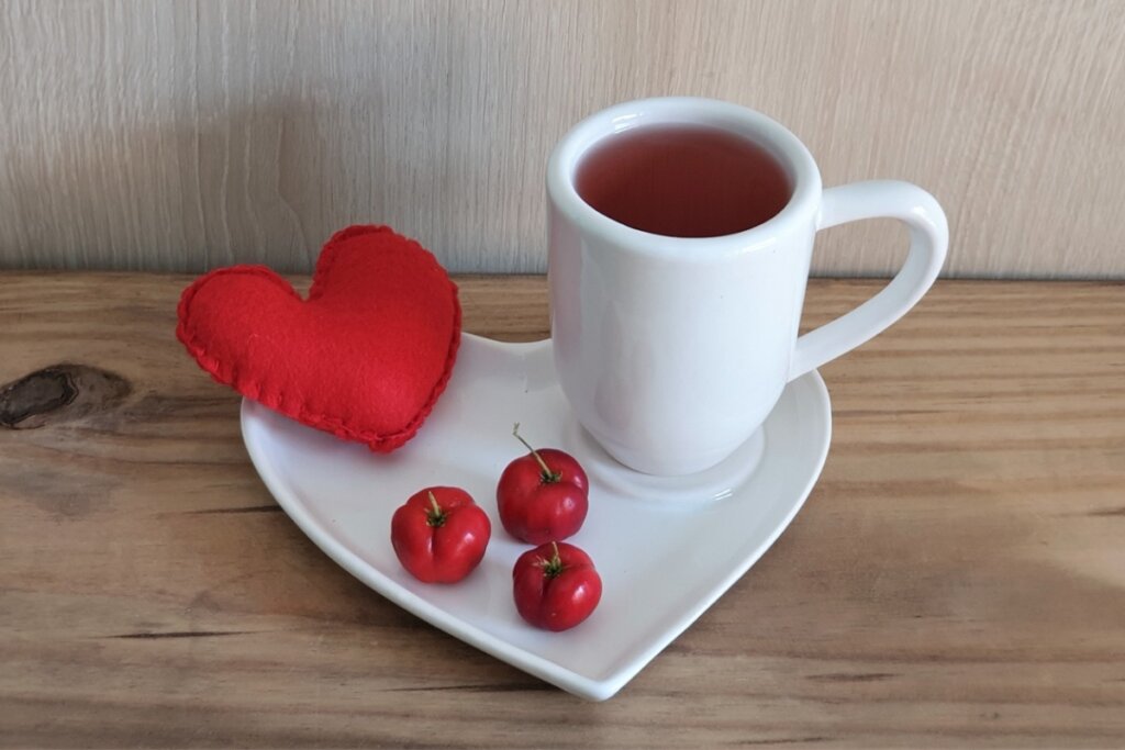 Chá de folha de acerola (Imagem: Marli Anders Esmeriz | Shutterstock)