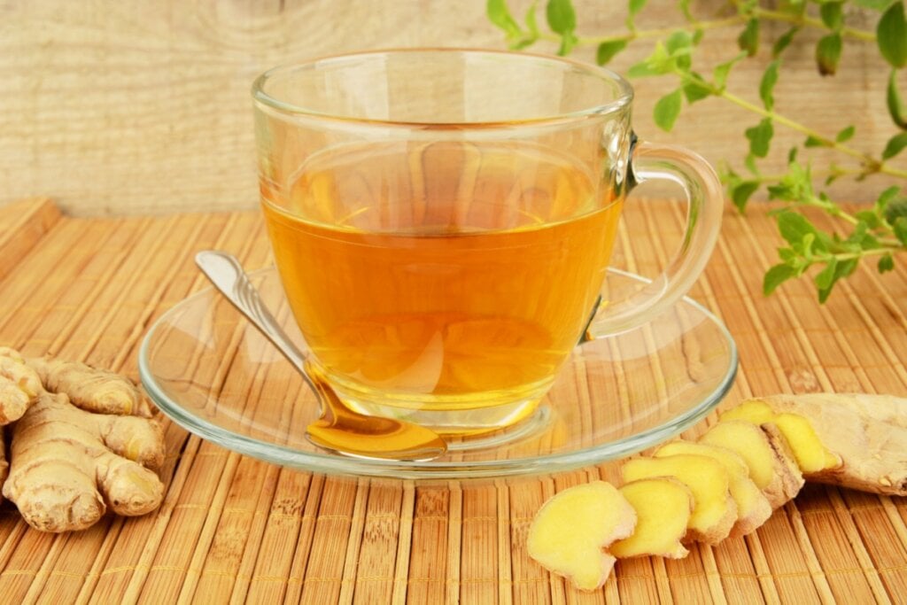 Chá de manjericão, hortelã e gengibre (Imagem: Tadeusz Wejkszo | Shutterstock)
