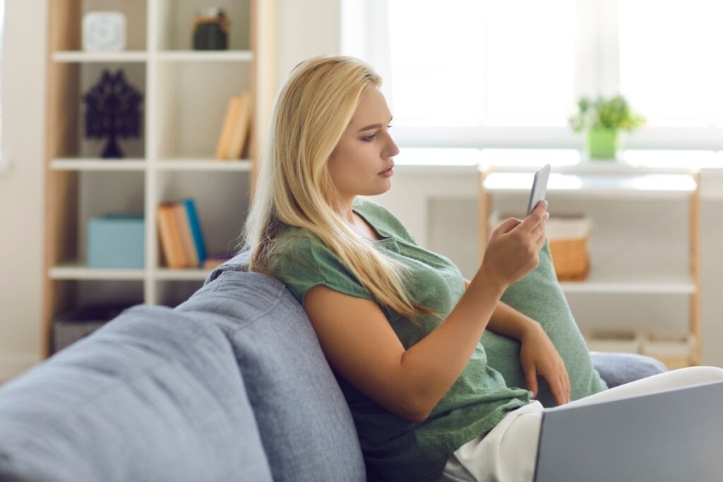 Pensar e estar preocupado constantemente com as apostas é um sinal de compulsão (Imagem: Studio Romantic | Shutterstock) 