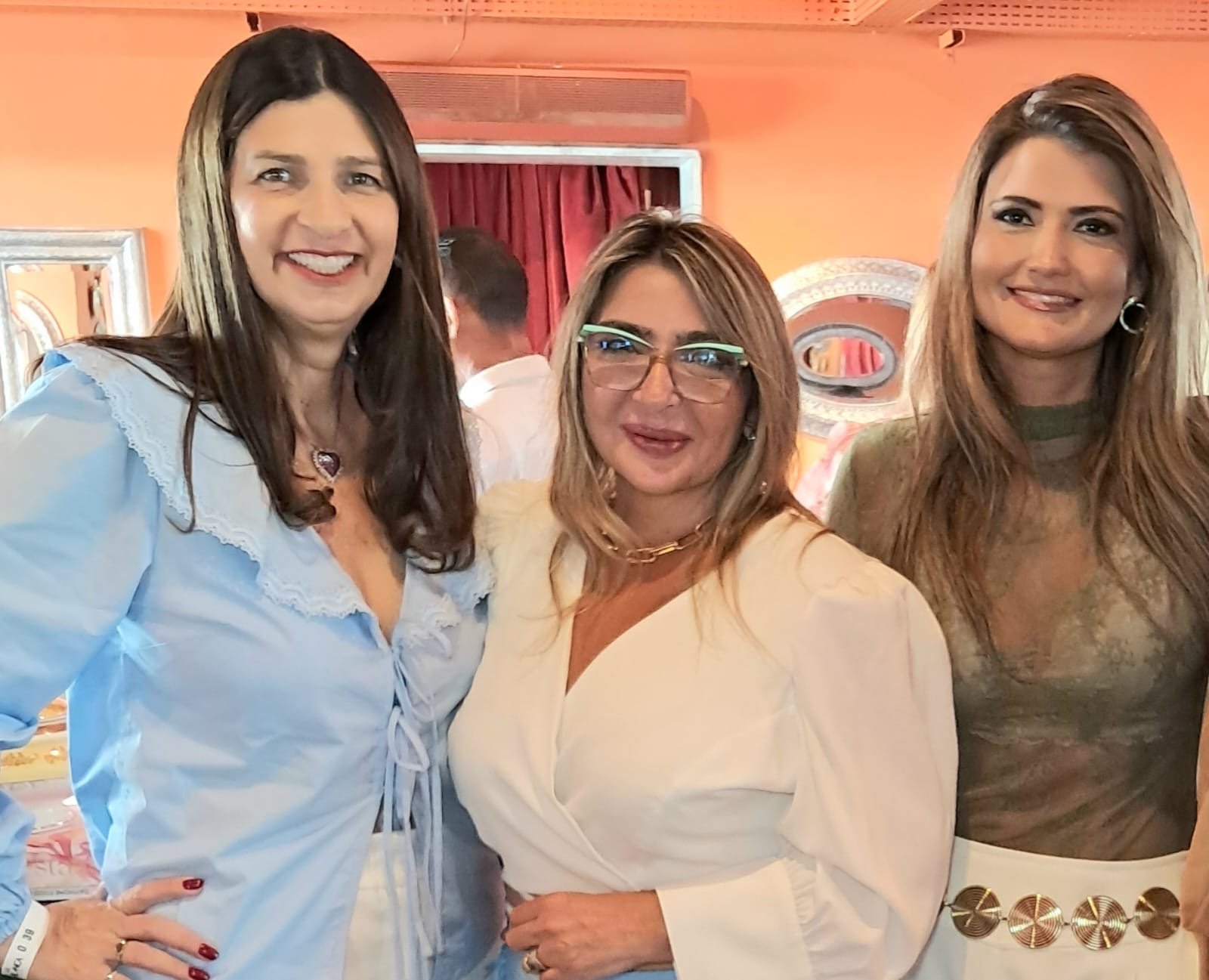 Heloise Braga e Juliana Lassance Foram abraçar Naiara 
