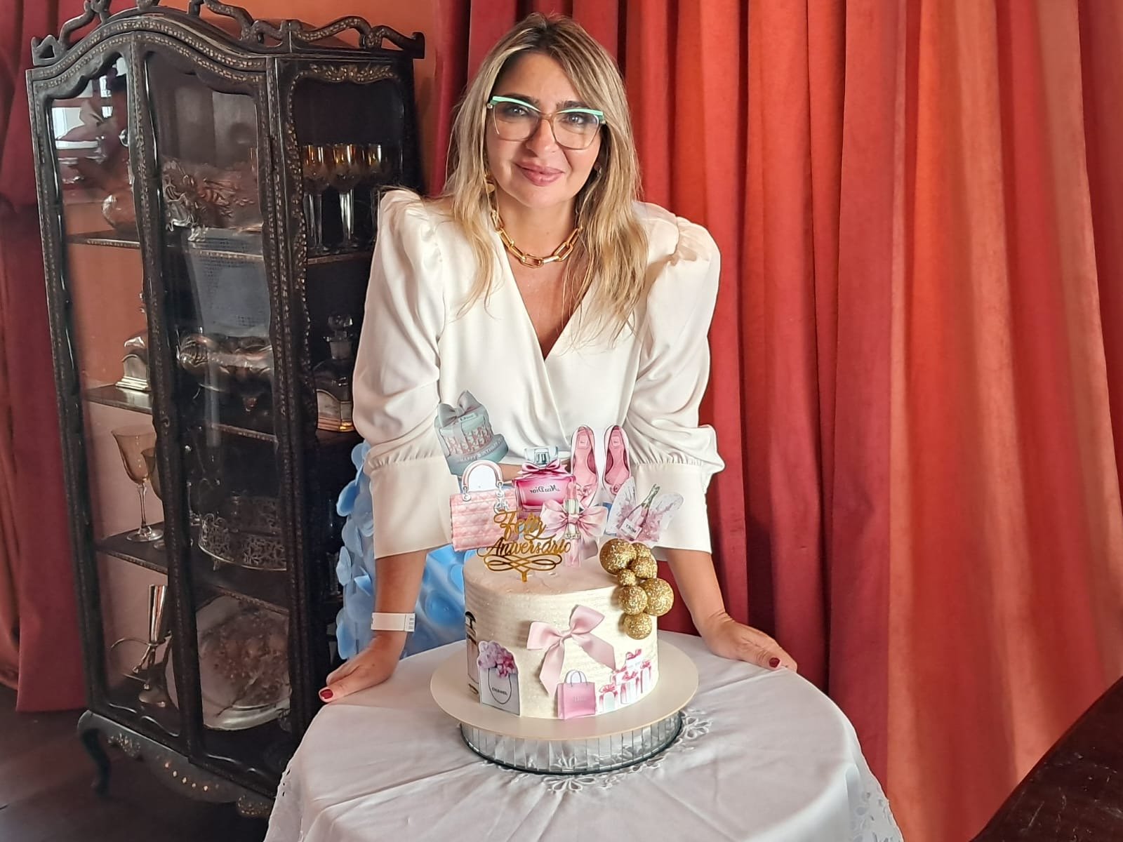 Naiara Corrêa diante de seu belíssimo bolo 