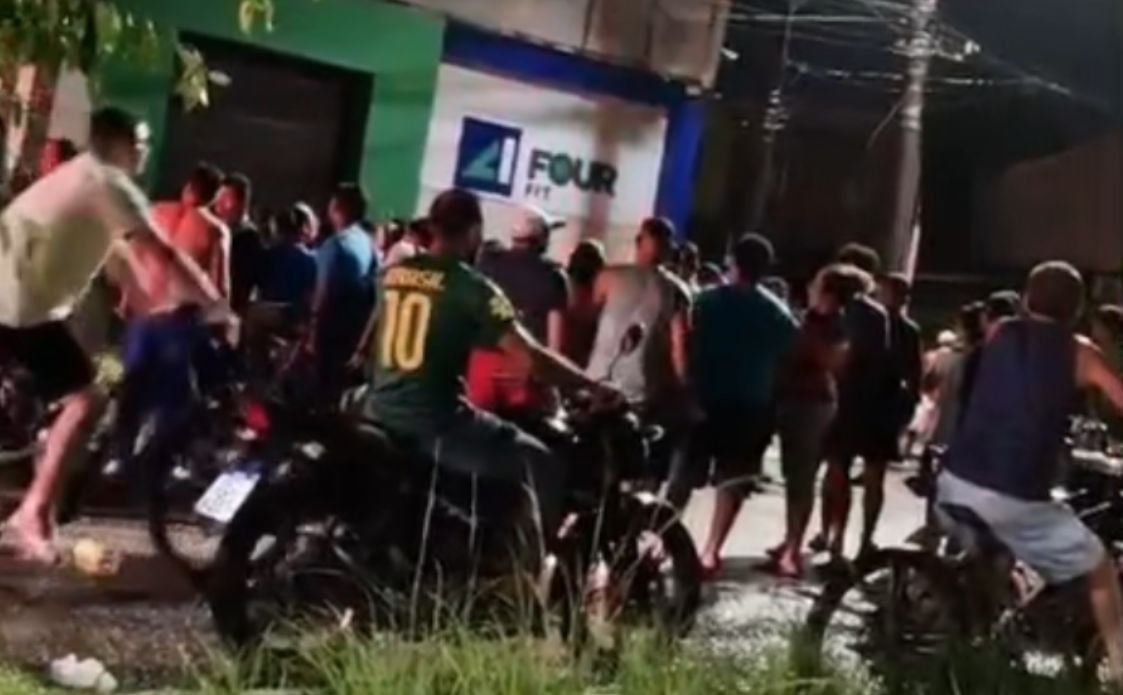 (Segundo informações de populares, uma das vítimas é um professor.)