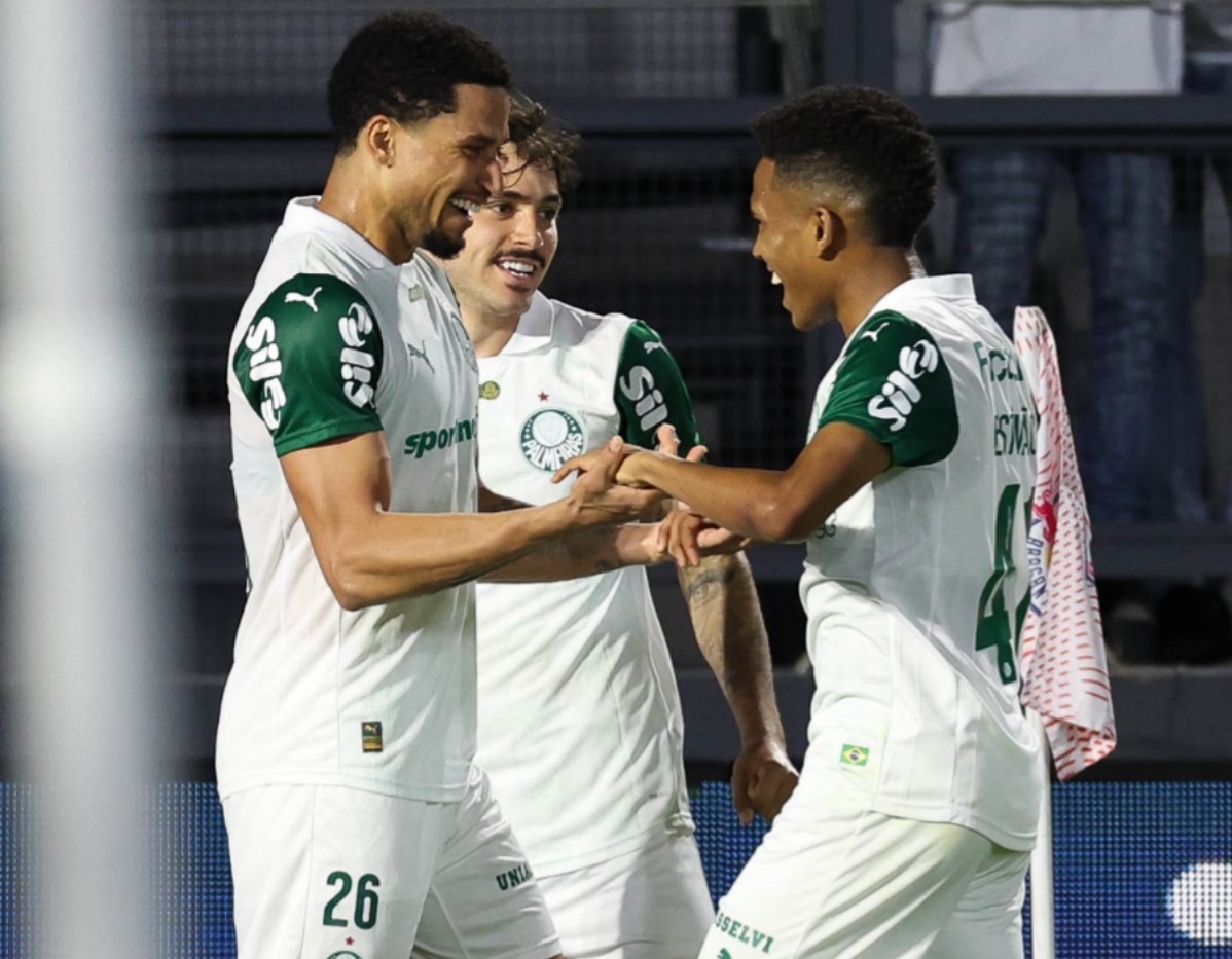 Imagem - Palmeiras vence o Bragantino de virada e segue isolado na liderança do Brasileirão