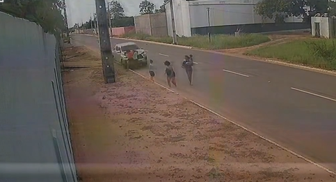 Vítimas caminhavam pelo acostamento, quando foram surpreendidas pelo veículo . 