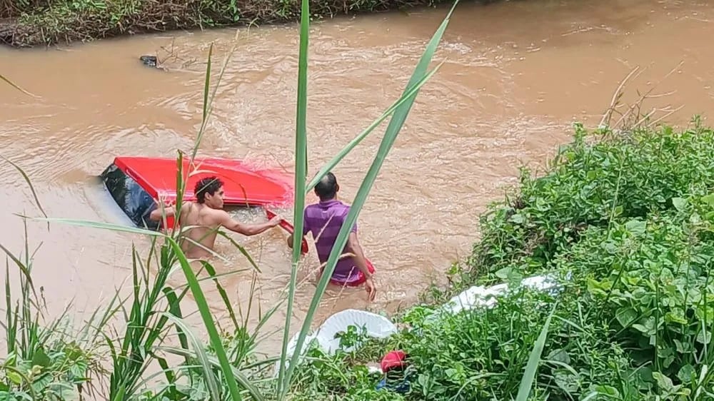 Imagem - Condutor não consegue passar em ponte e carro cai em rio na Transamazônica, no Pará
