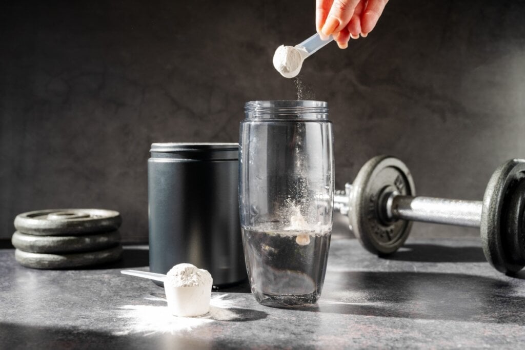 A creatina deve ser diluída na água para evitar irritações (Imagem: New Africa | Shutterstock)