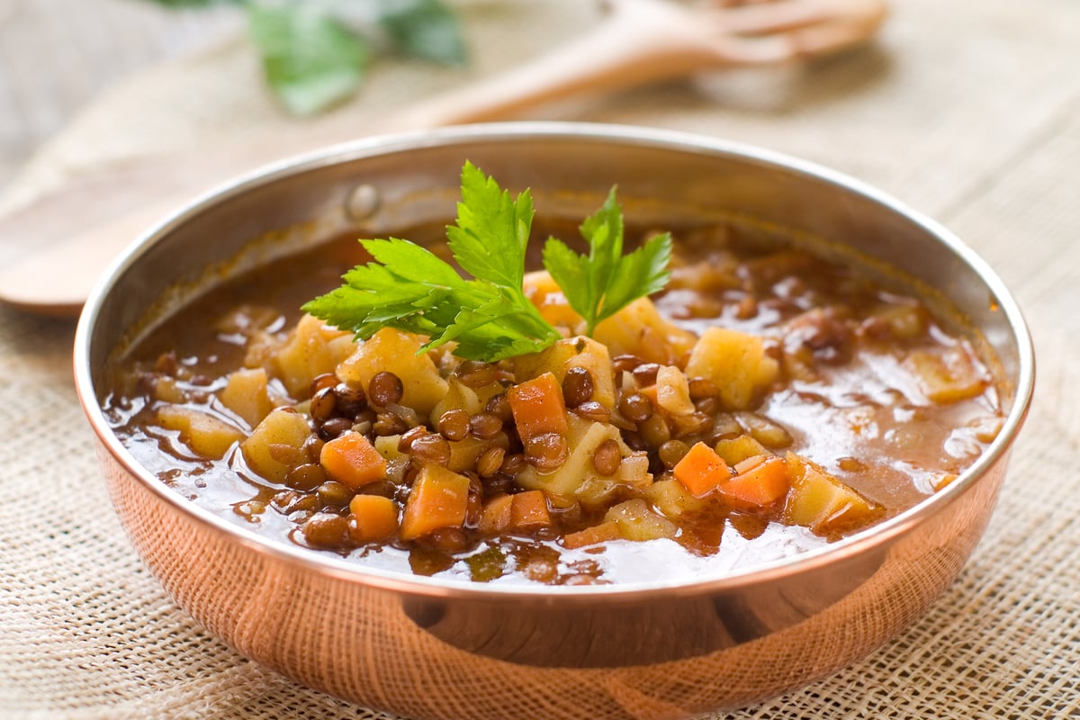 Sopa de lentilha com legumes (Imagem: Wiktory | Shutterstock)