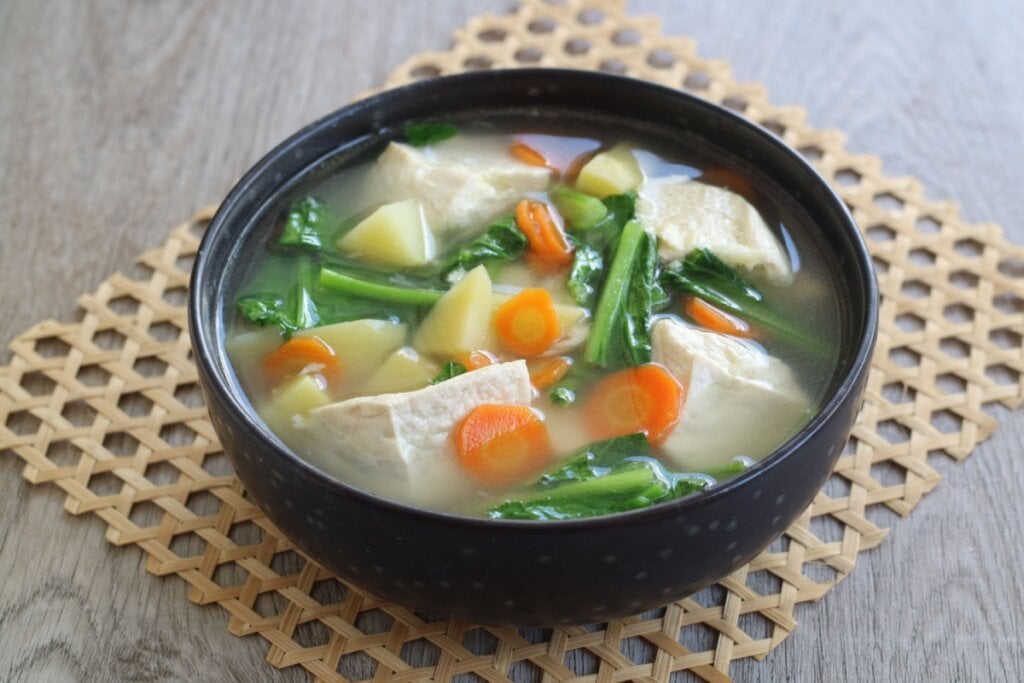 Sopa de tofu com legumes (Imagem: aniestia n | Shutterstock) 