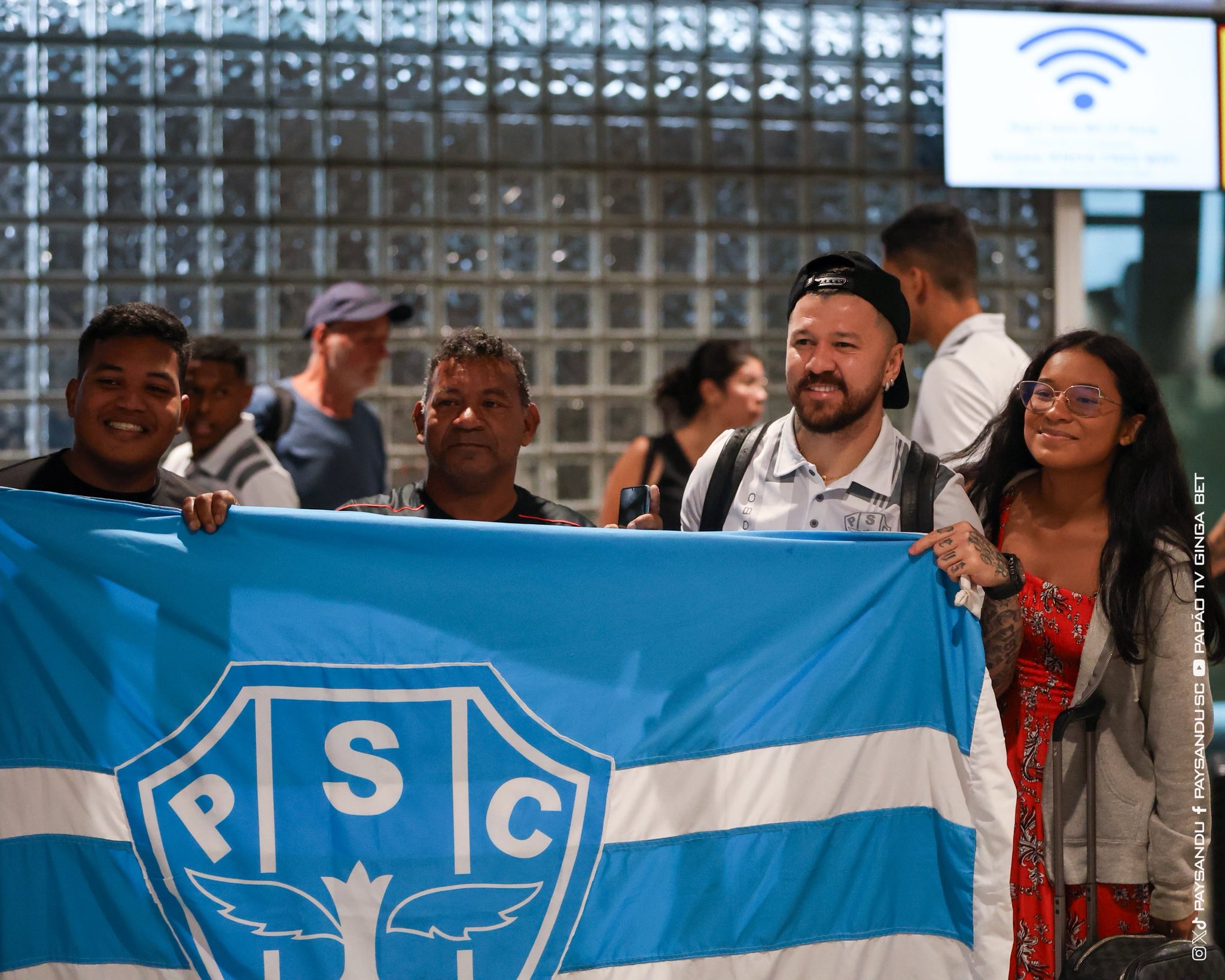 Papão recebeu o apoio da torcida no embarque para Salvador - 