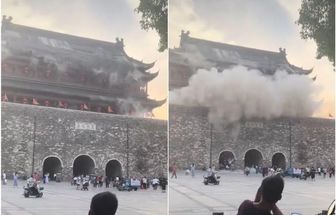 Vídeo: torre de 650 anos desaba na China e turistas escapam por pouco