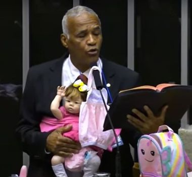 Imagem - Boneca não é pecado, diz deputado cristão com bebê reborn no colo; assista