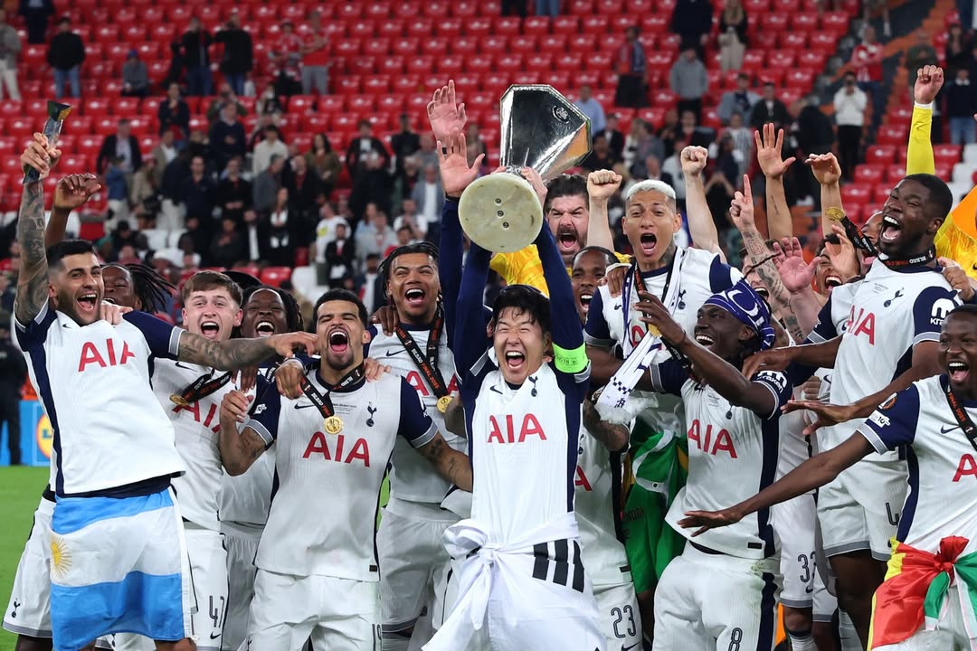 Capitão Son levantou a taça de campeão -