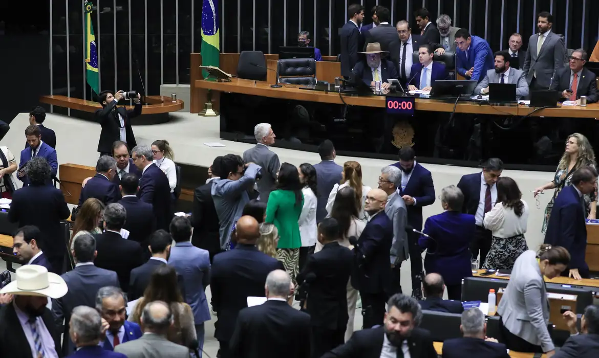 Imagem - Câmara aprova projeto que reajusta salários de servidores públicos