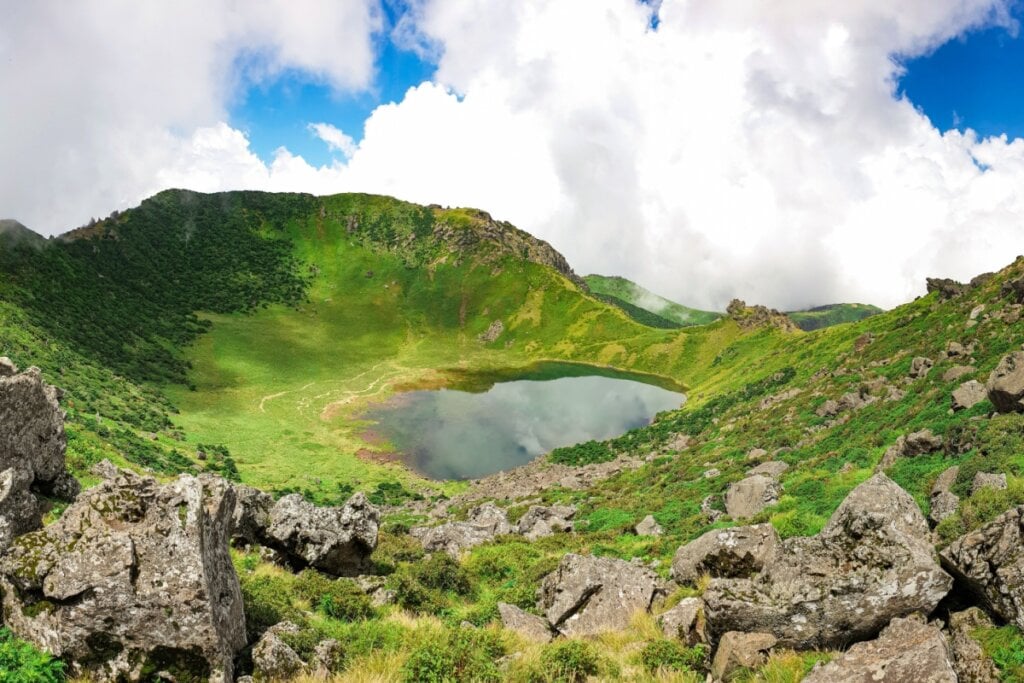 A Ilha de Jeju é dominada pelo Monte Hallasan (Imagem: DongBao | Shutterstock) 