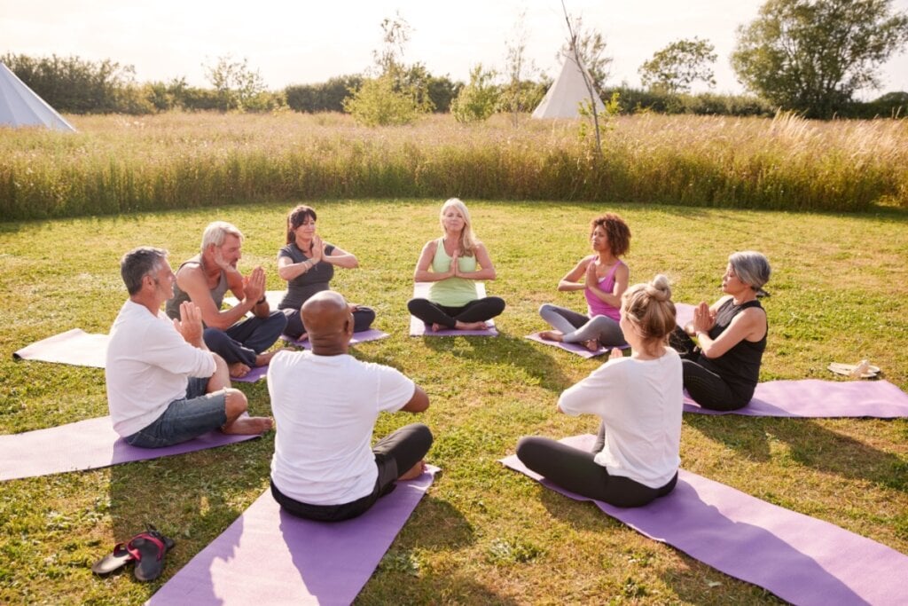 A meditação ajuda a entender e a se conectar melhor com as emoções dos outros (Imagem: Monkey Business Images | Shutterstock)