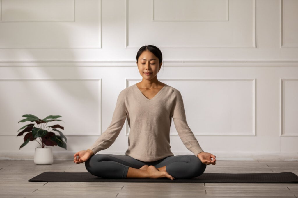 A meditação ajuda a melhorar a atenção (Imagem: 220 Selfmade studio | ShutterStock)