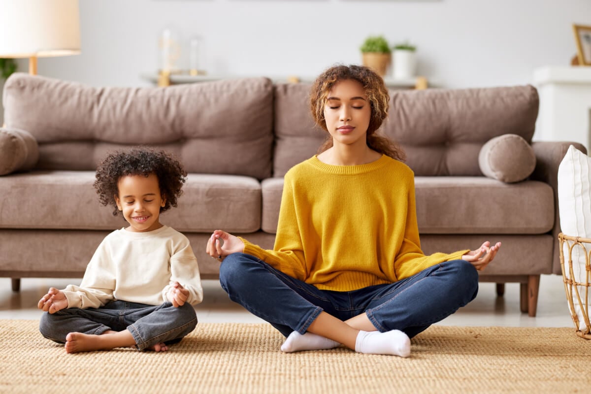 Meditar traz benefícios para todas as idades (Imagem: Evgeny Atamanenko | Shutterstock)